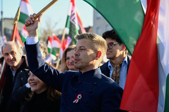 Rinkimus Vengrijoje laimėjęs P. Magyaras žada nutraukti ieškomų buvusių Lenkijos pareigūnų apsaugą