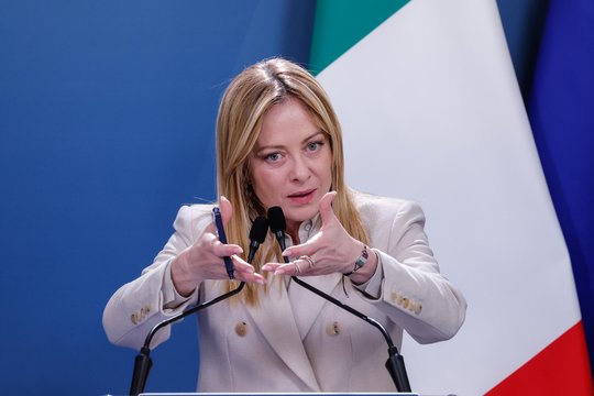 G. Meloni smerkia „nepriimtiną“ D. Trumpo kritiką popiežiui
