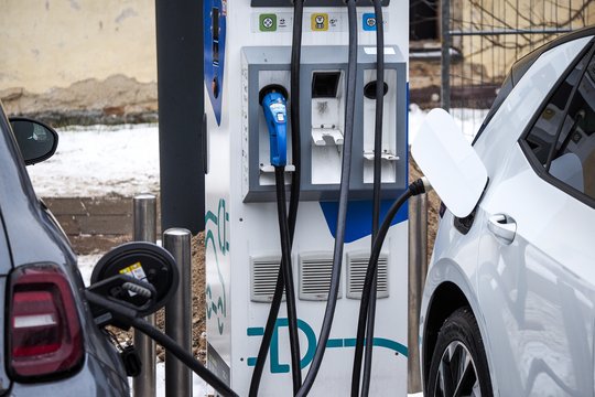 Seime – siūlymas įpareigoti degalines įrengti elektromobilių įkrovimo stoteles