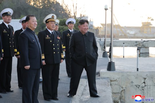 Šiaurės Korėja paleido raketų iš eskadrinio minininko