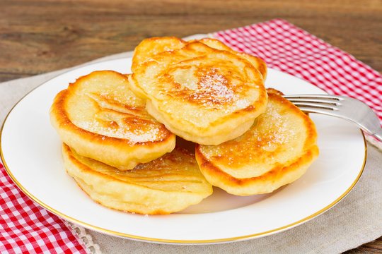 Blynai kaip bandelės pusryčiams per 5 minutes: reikės kefyro ir 1 kiaušinio