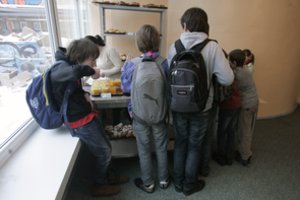 Skandalas mokyklų valgyklose: vaikai – alkani, liūdnai pagarsėjęs maisto tiekėjas pasitelkė advokatą