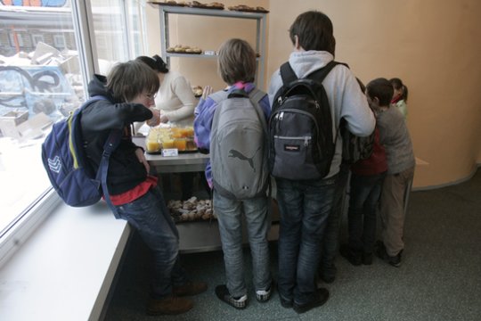 Skandalas mokyklų valgyklose: vaikai – alkani, liūdnai pagarsėjęs maisto tiekėjas pasitelkė advokatą
