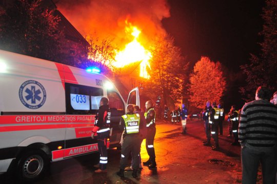 Biržų rajone užsidegė ūkinis pastatas, į ligoninę išvežtas nudegimų traumų patyręs vyras