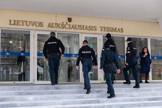 Agresyvią moterį tarnybos metu nušovęs policininkas: daryčiau tą patį, jei nutiktų tokia pat situacija