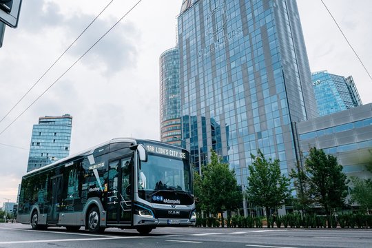 Į sostinės gatves išriedės daugiau nei 100 tokių autobusų: pakeis dalį dyzelinių