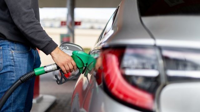 Degalinių švieslentėse – 6 centų atpigimas: G. Skaistė atkreipė dėmesį į kitas šalis