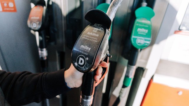 Baiminasi, kad degalų kainos išliks aukštos iki metų galo: „Chaosas darosi nevaldomas“