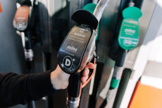 Baiminasi, kad degalų kainos išliks aukštos iki metų galo: „Chaosas darosi nevaldomas“