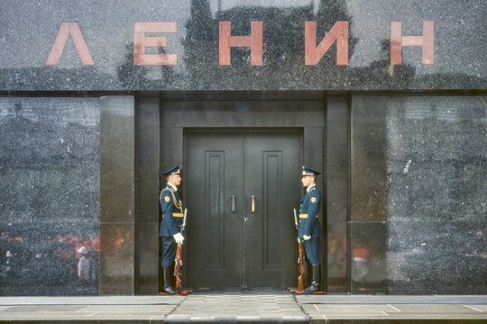 Kuriozas Maskvoje: studentas metė batą į Lenino sarkofagą