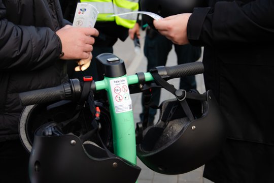 „Bolt“ dingusius šalmus nuo paspirtukų skaičiuoja tūkstančiais, policijoje – virš šimto pareiškimų