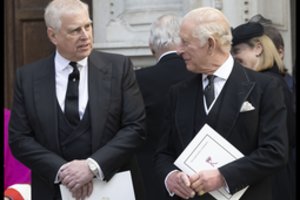 Po Jeffrey Epsteino skandalo princą Andrew lanko jo artimieji: aiškėja karaliaus Karolio III pozicija