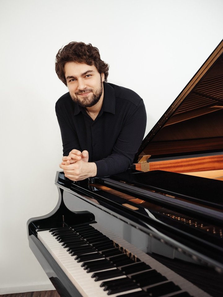 Liepą filharmonijos salėje publika mėgausis pianisto L.Geniušo preciziška technika atliekamais trijų romantizmo epochos kompozitorių kūriniais.<br>Asmeninio archyvo nuotr.