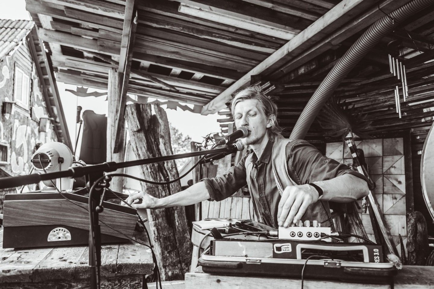 Multiinstrumentininkas R.Kašėta pristatys savo sukurto unikalaus dzūkodelikos žanro koncertą.<br>R.Sadausko nuotr.