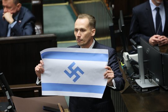 Lenkijos parlamentaras sukėlė pasipiktinimą: pademonstravo Izraelio vėliavą su svastika
