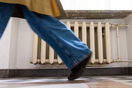 Skelbia šildymo sezono pabaigą: viena savivaldybė radiatorius užsuks dar šią savaitę