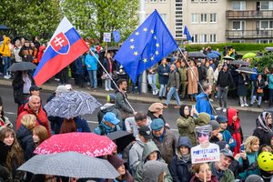 Slovakijoje tūkstančiai žmonių protestavo prieš planą atsisakyti balsavimo paštu iš užsienio
