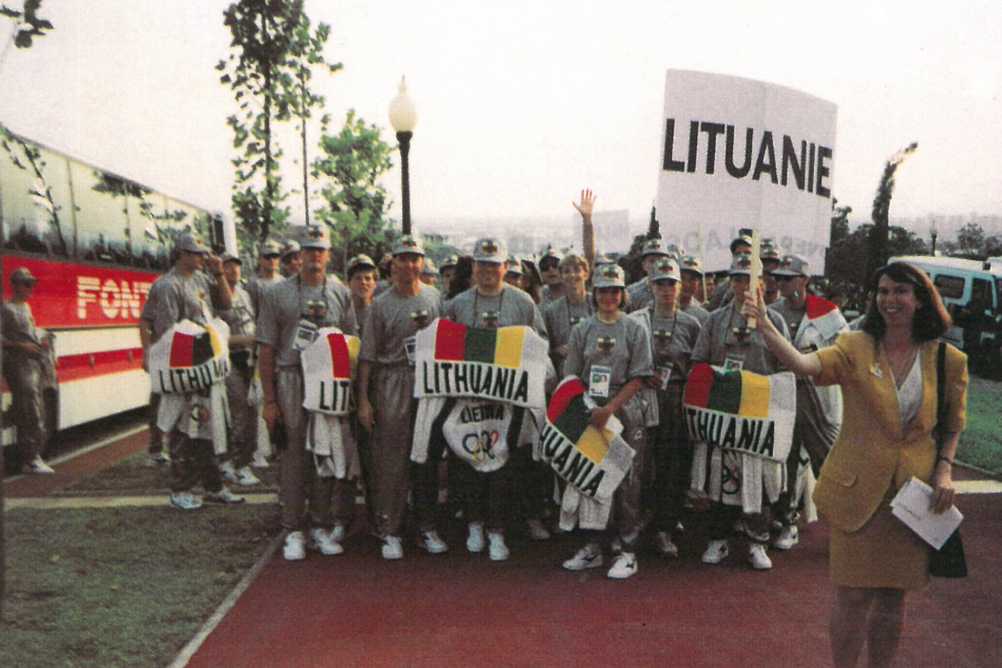 Per Barselonos žaidynių atidarymo ceremoniją Lietuvos olimpinė delegacija vilkėjo garsaus japono dizainerio Issey Miyake kurtus kostiumus, kurie atkreipė pasaulio mados žurnalų dėmesį.<br>V.Malinausko nuotr.