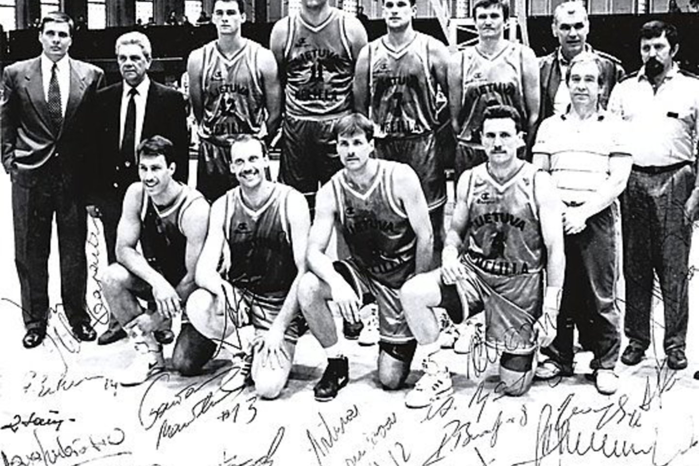 1992 m. rinktinė (be kelių žaidėjų): stovi D.Nelsonas, V.Garastas, A.Karnišovas, A.Sabonis, R.Brazdauskis, S.Jovaiša, V.Zumeris, J.Petkevičius, A.Kosauskas, priklaupę – Š.Marčiulionis, R.Kurtinaitis, G.Krapikas, V.Chomičius.<br> LR archyvo nuotr.