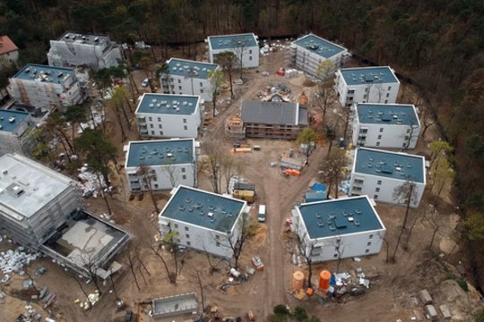 Aplink seną dvarą iškilo nauji daugiabučiai: šis vaizdas sukėlė tikrą audrą