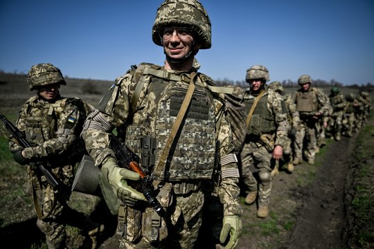 „Kare viskas išsiryškina į juoda–balta“: prabilo apie dvi Ukrainos puses