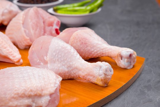 Prekybos tinklas kreipėsi į pirkėjus – prašo grąžinti užkrėstą vištieną