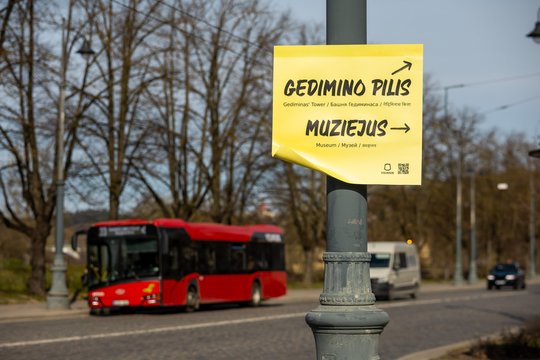 Netikėtas reginys Vilniuje – iškabinti milžiniški „lipnūs lapeliai“: priežastis gali nustebinti