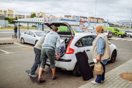 Lietuviai gavę išmokas daro tą pačią klaidą: ekspertai pataria, kaip pinigus paversti ilgalaike verte