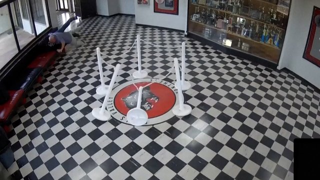 Vaizdai lyg iš veiksmo filmo: mokyklos direktorius tapo didvyriu – į vaikus nusitaikiusį šaulį sutramdė plikomis rankomis