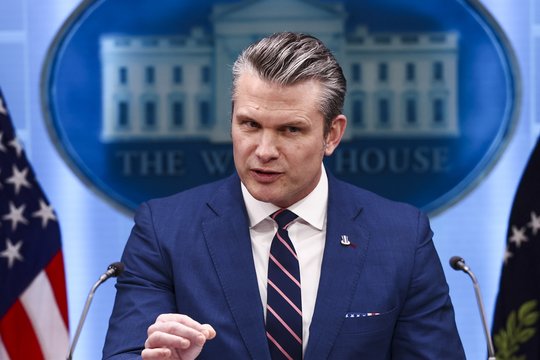 JAV demokratai pateikė dokumentus Pentagono vadovo apkaltai pradėti