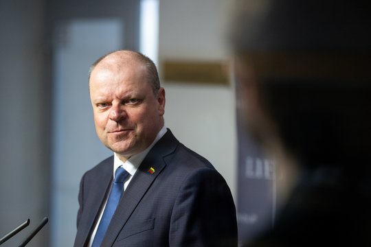 Įvairios nuotaikos Seimo koridoriuose: vieniems S. Skvernelio negaila, kiti laiko profesionaliu poelgiu