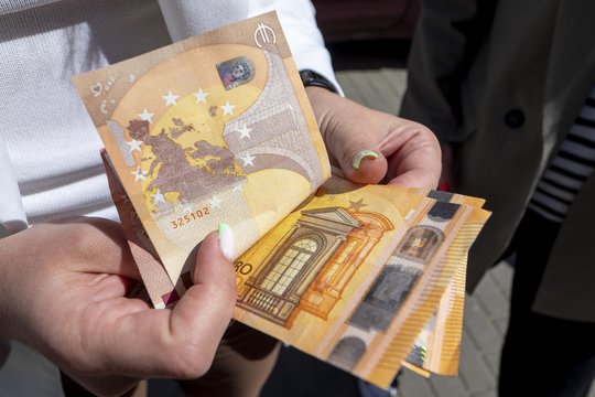 Metinė infliacija euro zonoje kovą šoktelėjo iki 2,6 proc.