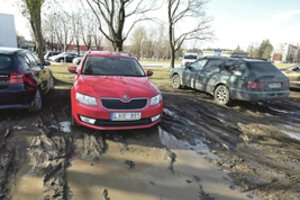 Prie ligoninės – gyventojų kova už būvį: kai nėra pareigūnų, automobiliai užplūsta lyg jūra