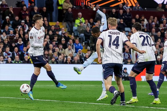 Europos lygoje didžiausią pergalę pasiekė „Aston Villa“, ji pusfinalyje kausis su kitu anglų klubu