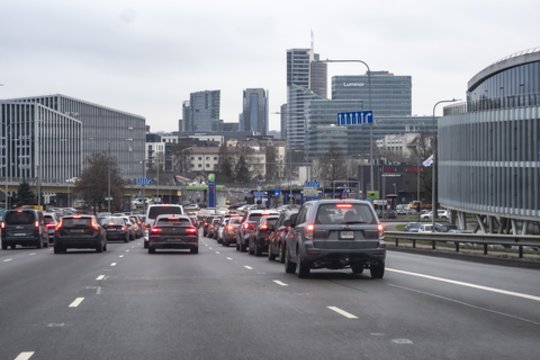 Po žiemos – nauji pavojai keliuose: vairuotojams – svarbūs įspėjimai