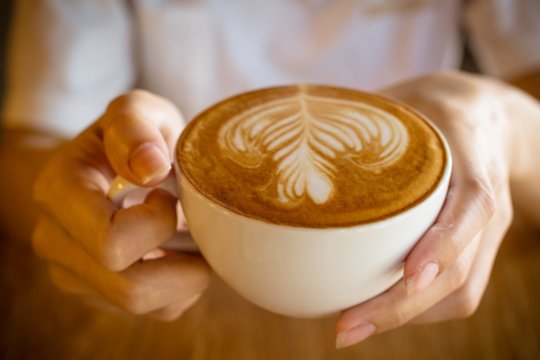 Trys kavos puodeliai per dieną: atskleidė netikėtą poveikį organizmui