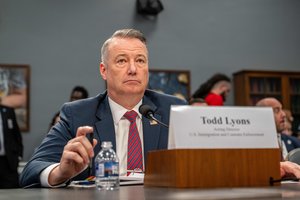 Atsistatydina prieštaringai vertinamos JAV imigracijos tarnybos ICE vadovas