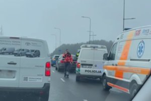 Trijų automobilių susidūrimas judrioje Vilniaus gatvėje sutrikdė eismą