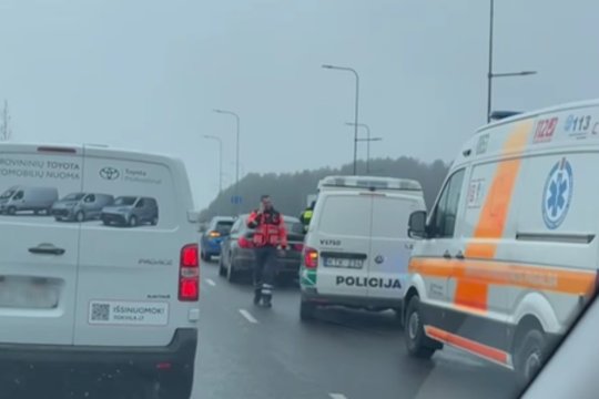 Trijų automobilių susidūrimas judrioje Vilniaus gatvėje sutrikdė eismą