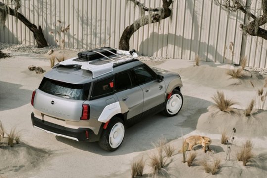 Taip patobulinto automobilio nematėte: ant „Mini“ sumontavo milžiniškus garsiakalbius