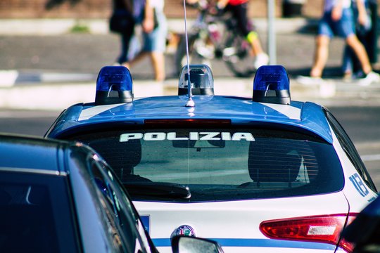 Neapolyje – karšta įkaitų drama: sėkmingai apiplėšė banką