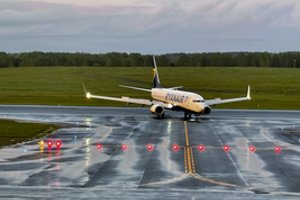 Pramonės atstovai turi blogų žinių: aviacinio kuro trūkumas kelia grėsmę vasaros skrydžiams 