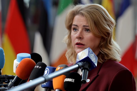 Iš Latvijos premjerės – reakcija į vėluojantį JAV ginklų tiekimą