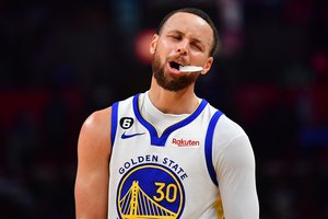 „Suns“ užbaigė S. Curry ir „Warriors“ sezoną