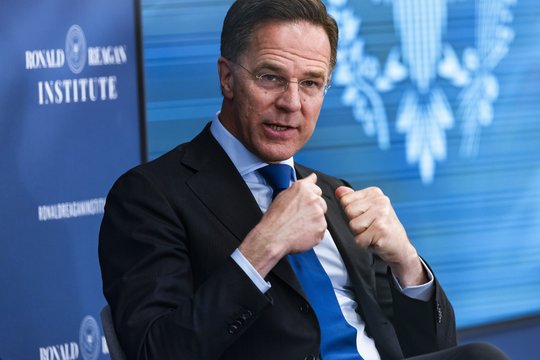 M. Rutte teigia nemanantis, kad JAV pasitrauks iš NATO
