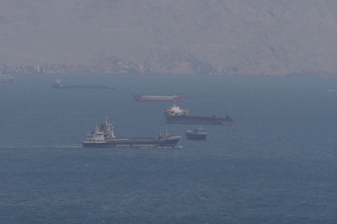 Hormūzo sąsiauris vėl uždarytas: suabejota D. Trumpo optimizmu