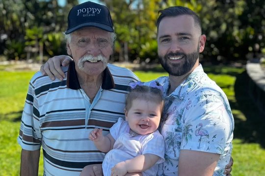 91-erių tapo seneliu – vėliau sūnus slapta paruošė dar didesnę staigmeną