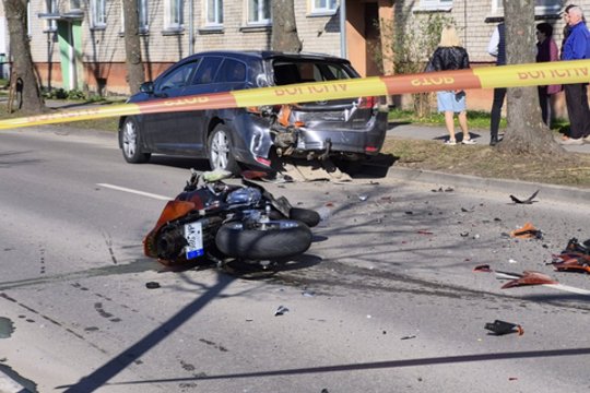 Avarija A. Smetonos alėjoje Kaune – motociklininkas skubiai išvežtas į ligoninę