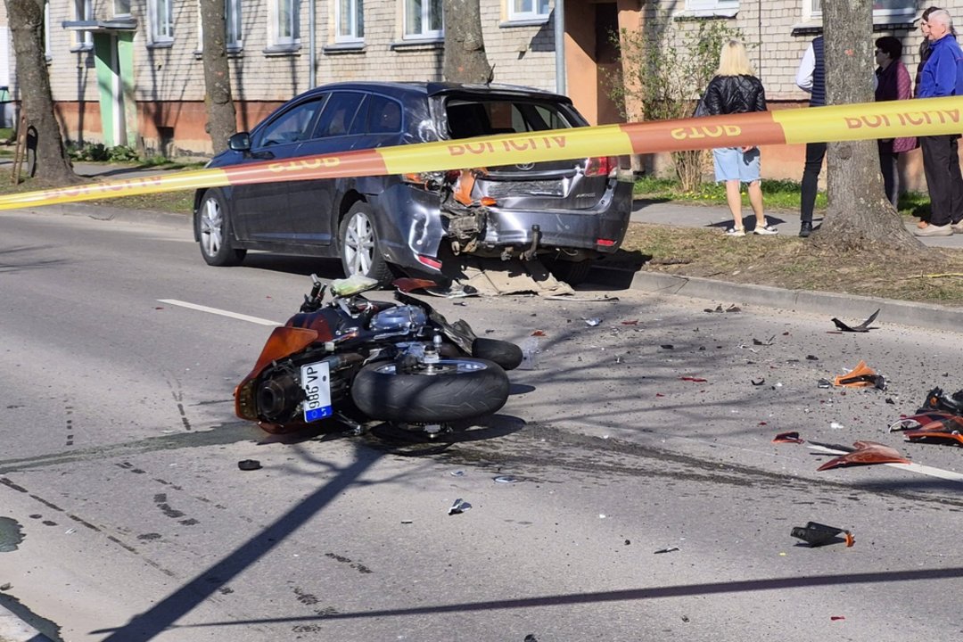 Avarija A. Smetonos alėjoje Kaune – motociklininkas skubiai išvežtas į ligoninę