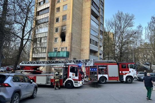 Tragiškas gaisras Vilniuje: ugniagesiai bute rado du žmones, vienam padėti nebegalėjo